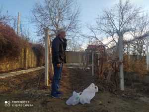 نمونه برداری از خاک باغات